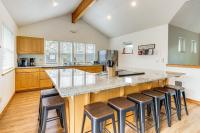 4 Blocks to Rockaway Beach! T and T By The Sea Gem - B&B Rockaway Beach