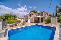 Villa Julia with heated pool and hot tub, ideal for large groups - B&B Milna
