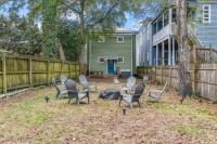 Half Off SALE! Downtown Home with King Bed FirePit Free Parking and Huge Back Yard Filming Allowed - B&B Wilmington