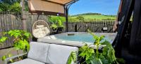 The Green Monkey Lux Suite at The Grumpy Schnauzer B&B Private Hot Tub, Gym, Breakfast, Stunning! - Bed and Breakfast