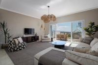 Ultimate Rentals - Luxe Penthouse In Golf Paradijs - Paraíso Pueblo - Bed and Breakfast Estepona