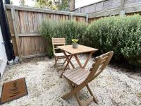 City Centre, Downtown Cutie- 2 story 1 bedroom Townhouse W Home Office set up- 4 Minutes walk to Stadium - Bed and Breakfast Christchurch