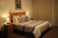 Habitación con cama grande y balcón