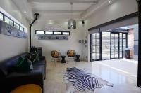 Crown Comfort - Affordable luxury - Private Heated Pool & Hot Tub Under Roof - Chambres d'hôtes Le Cap