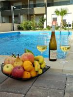 Apartment Oleandar with pool 80 meters from the beach - by TA Leut Agency - Chambres d'hôtes Privlaka