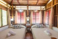 Habitación con cama grande y vistas al mar