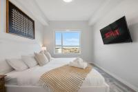 Very Spacious Luxury Apartment with AC, 70" Smart TV with Netflix, Free Underground Parking & More - Chambres d'hôtes Calgary