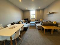 1 bed Apt close to Leeds Arena Sleeps up to 4 people F1 - Bed and Breakfast Leeds