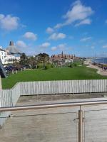 Beach View Apartment - First floor with balcony - B&B Newcastle