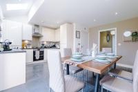 R&R - Modern Townhouse near Etihad & City Centre (5 Bedrooms, Free Parking) - Chambres d'hôtes Manchester