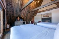 Cove Creek Lodge 207 Standard Double Queen Fireplace Room - B&B Oakland