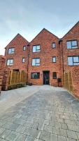 4-Bedroom Modern 3-Storey House with Games Room, Canal View & Parking - Leicester - B&B Leicester