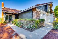 Water-View Home with Hot Tub in Lake Elsinore! - Chambres d’hôtes Lake Elsinore