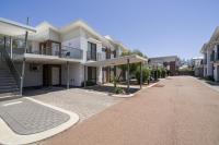 Sunny 2-Bed in Quiet Location with Balcony - B&B