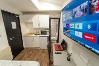 Equipped Studios next to UOB and QE and close to city! - B&B
