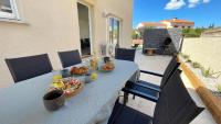 LE CABES - 2 Chambres - Climatisation - BBQ -Terrasse - Wifi - Bureau - SudSéjourConciergerie - Bed and Breakfast
