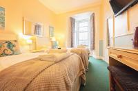 Tweepersoonskamer met 2 Aparte Bedden en Eigen Badkamer
