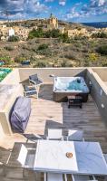 Stylish Duplex 3 Bedroom Jacuzzi, BBQ, Scenic Views - Chambres d’hôtes