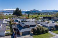 Mountain & Lake Views in Central Wanaka Home - B&B