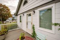 Gem by the water with firepit and all fenced backyard - B&B