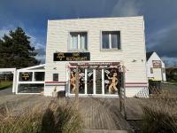 Les Voiles, maison bien équipée 10 p 2 sdb, 2 WC, spacieuse lumineuse avec jardin clos, garage, terrasse aménagée, parking privatif, à 950 m de la plage d'Asnelles et tous commerces, près de Bayeux et Arromanches, chiens bienvenus - B&B Asnelles