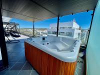 Penthouse Ultra Modern - Jacuzzi, Terrace & BBQ - Bed and Breakfast