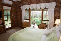 Suite con bañera de hidromasaje y cama grande