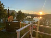 Flott hytte og naust med beliggenhet ved vannet! - Ferienwohnung Sandsletta