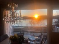 Flott hytte og naust med beliggenhet ved vannet! - B&B Sandsletta