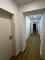 Apartment mit 4 Schlafzimmern und einem Balkon