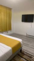 New Guest House, Individual Ensuite Rooms with Comfortable Double Beds, TV and WiFi - Chambres d'hôtes Luton