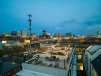The Ireland - Rooftop City Views, 9 Mins to Broadway - B&B