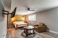 Spacious 4BR by Airport & Shops! - B&B