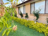 Nepean 4BR Retreat Near Hospital - Bed and Breakfast Guyong West