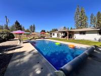 Charming 3 Bed 2 and a half Bath Family Oasis - Pool BBQ Fire Pit - B&B Spokane Valley