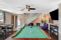 Large House, 15 Beds, Heated Pool, Hot Tub, BBQ, Close to Strip - Chambres d'hôtes Las Vegas