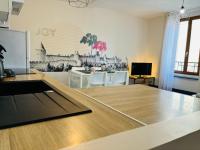 Spacieux, Climatisé, Quartier Calme, Proche Château, Le Cocon De Joy - B&B