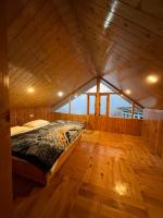 Habitación con cama extragrande y vistas a la montaña
