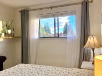 Chambre Lit Queen-Size avec Salle de Bains Commune