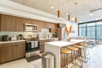 Rooftop Pool & Hot tub Gym King Bed Parking - Bed and Breakfast Salt Lake City