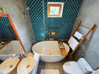Zimmer mit Queensize-Bett und Whirlpool-Badewanne