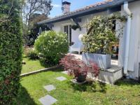 VILLA DE PLAIN PIED ET STUDIO CLIMATISES , AU CALME , 6 PERSONNES MAXIMUM POUR LE MEME GROUPE, A 7mn DU GOLF ET DE LA PLAGE - B&B