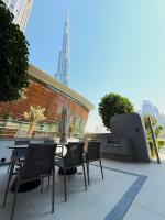 Burj Khalifa & Fountain Views, Pool, Free Parking - Bed and Breakfast Dubai