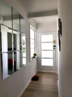 Modern, recently renovated, private house with parking - B&B Auckland