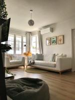 Modern, recently renovated, private house with parking - B&B Auckland