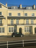 Beach from the Balcony, ensuite and private parking - Ferienwohnung