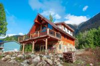 Douglas Fir Retreat, Mtn Views and Expansive Deck - B&B Sunshine Valley