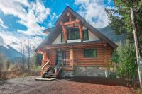 Douglas Fir Retreat, Mtn Views and Expansive Deck - B&B Sunshine Valley