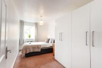 Snowberry Close - Contractors Long Stay by ShortStayUK - Bed and Breakfast Bristol