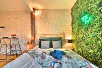 Jungle Rochelaise - Hypercentre Calme, Vieux-Port & Marché à pied, Fibre, TV 4K - by ATLANTIQUE BNB - Chambres d'hôtes La Rochelle